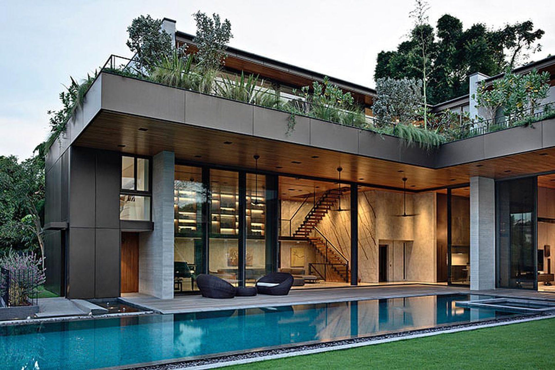 Modern Semi-D with Rooftop